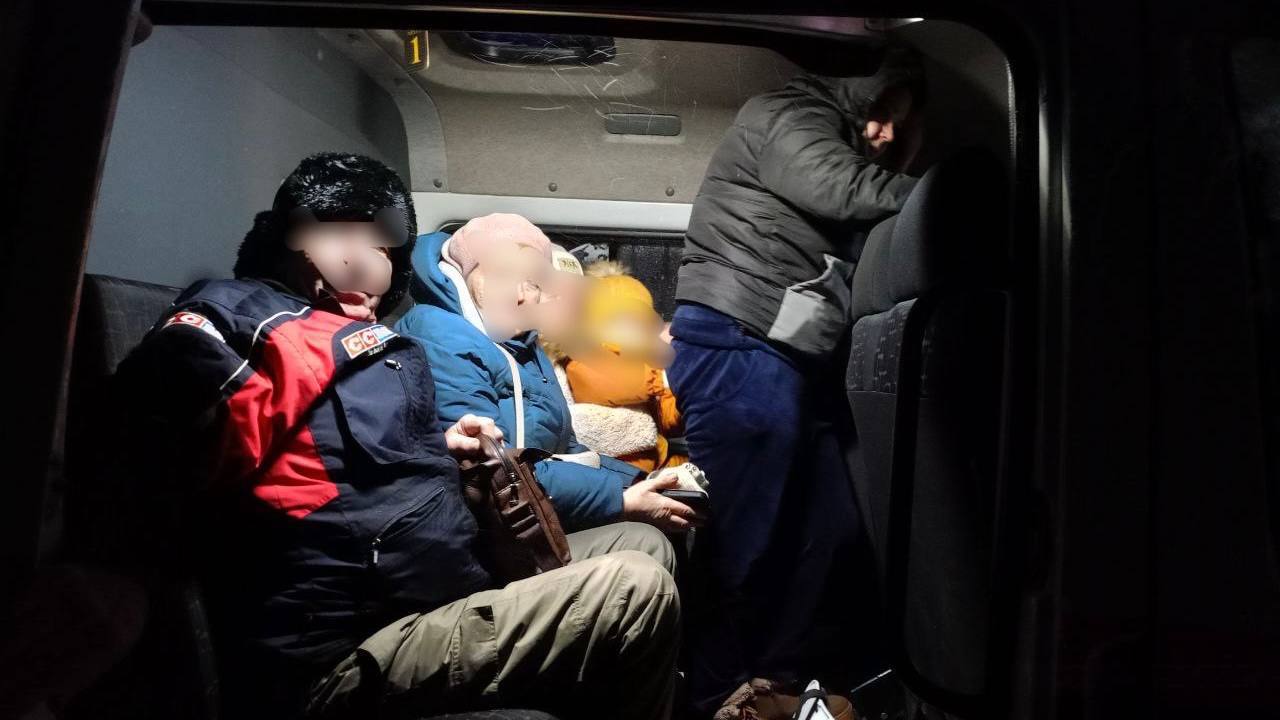 На саратовских трассах из снежных заносов эвакуированы 200 человек На саратовских трассах из снежных заносов эвакуированы 200 человек